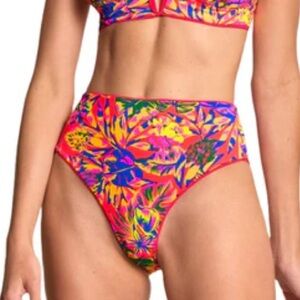 NWOT MAAJI REVERSIBLE Suzy Q High Rise/High Leg Bikini Bottom